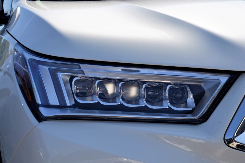 moto-LA CRAU-min_acura-headlamp-2834131